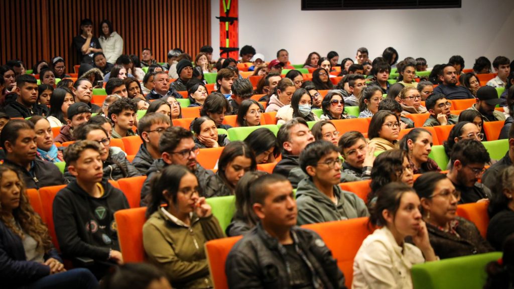 La Administración Municipal de la mano con los estudiantes para subsanar su situación con el FOES